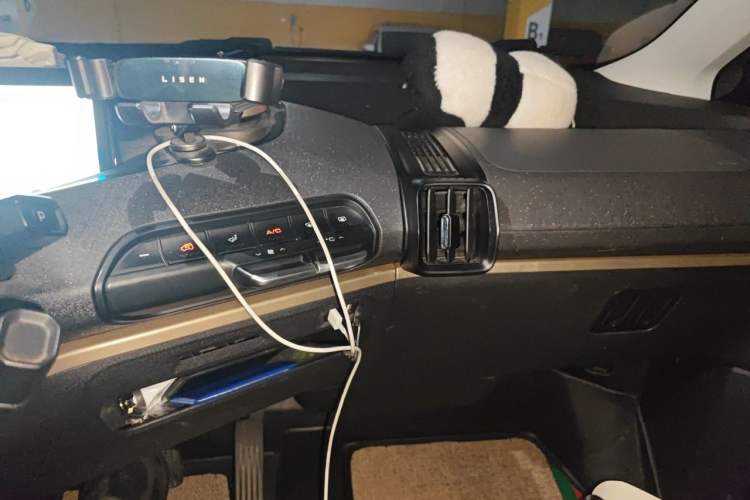 Used Baojun KiWi EV 2022 Artist Lite Edition Ternary Lithium Audio And AC Panel