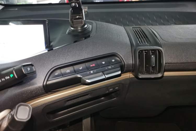 Used Baojun KiWi EV 2022 Artist Lite Edition Lithium Iron Phosphate Audio And AC Panel