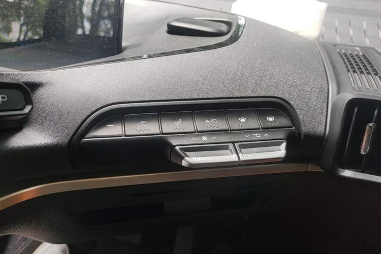 Used Baojun KiWi EV 2022 Artist Lite Edition Ternary Lithium Audio And AC Panel