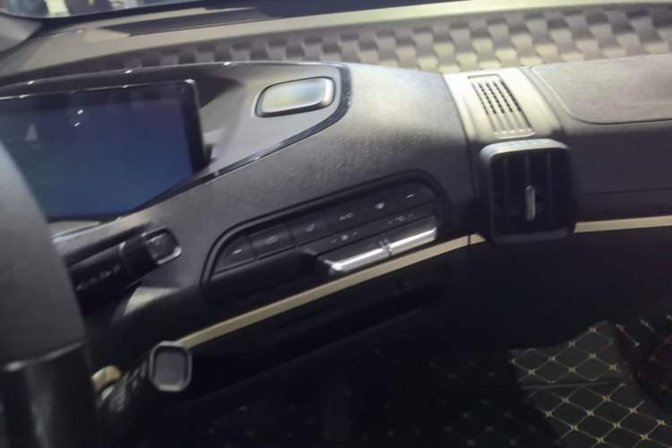 Used Baojun KiWi EV 2022 Designer Lite Edition Lithium Iron Phosphate Audio And AC Panel
