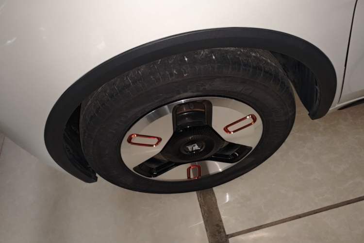 Used Baojun KiWi EV 2022 Artist Lite Edition Lithium Iron Phosphate Left Front Wheel Hub
