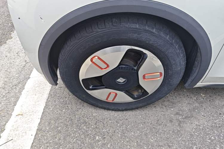 Used Baojun KiWi EV 2022 Artist Lite Edition Lithium Iron Phosphate Left Front Wheel Hub