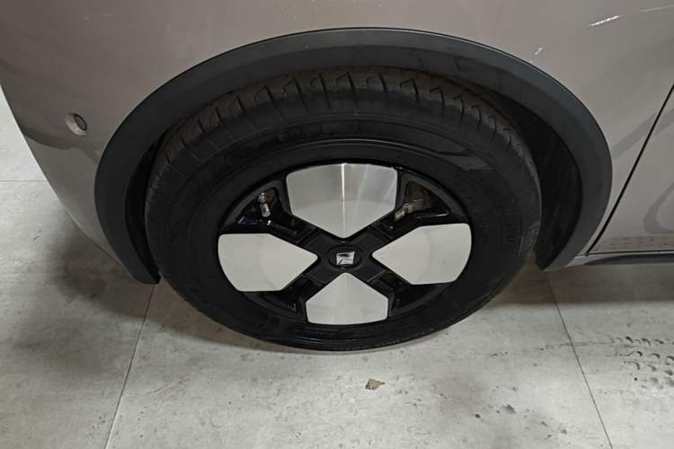 Used Baojun KiWi EV 2023 DJI Edition Ternary Lithium Left Front Wheel Hub