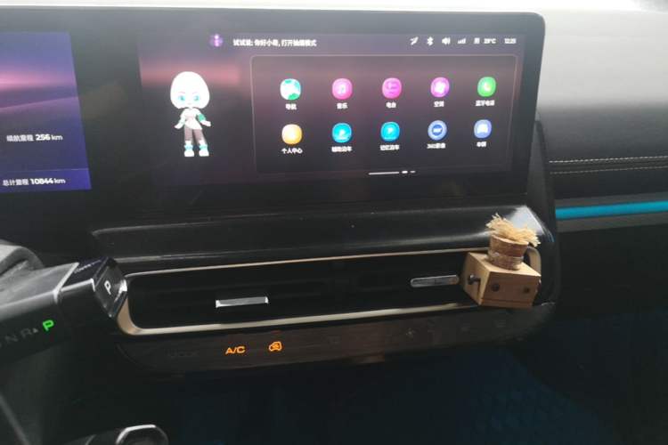 Used Baojun KiWi EV 2023 DJI Edition Ternary Lithium Audio And AC Panel
