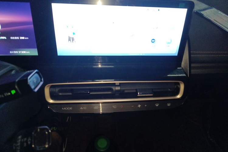 Used Baojun KiWi EV 2023 DJI Edition Ternary Lithium Audio And AC Panel
