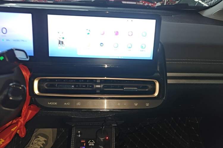 Used Baojun KiWi EV 2023 Smart Luxury Edition Ternary Lithium Audio And AC Panel