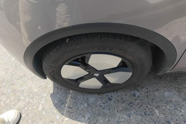 Used Baojun KiWi EV 2023 Smart Luxury Edition Lithium Iron Phosphate Left Front Wheel Hub