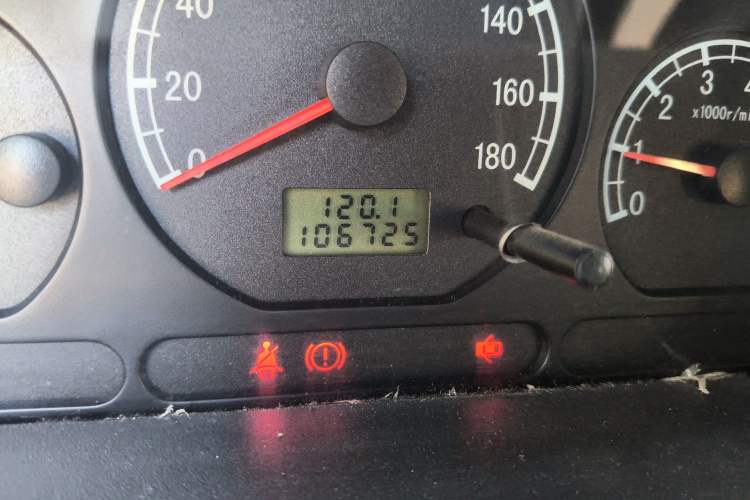 Used Baojun Lechi 2010 1.0L P-TEC Manual Superior Model Odometer Close Up