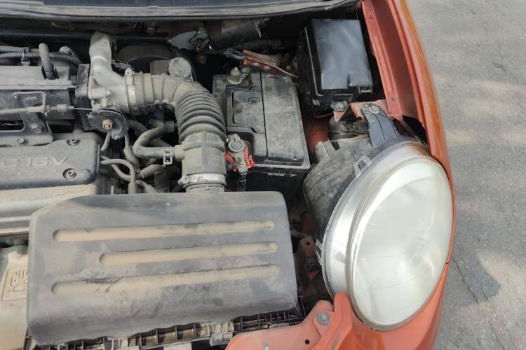 Used Baojun Lechi 2010 1.2L Sport Edition Dynamic Version Engine Bay Left