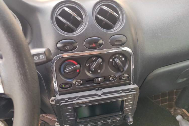 Used Baojun Lechi 2010 1.2L Sport Edition Fashion Model Audio And AC Panel