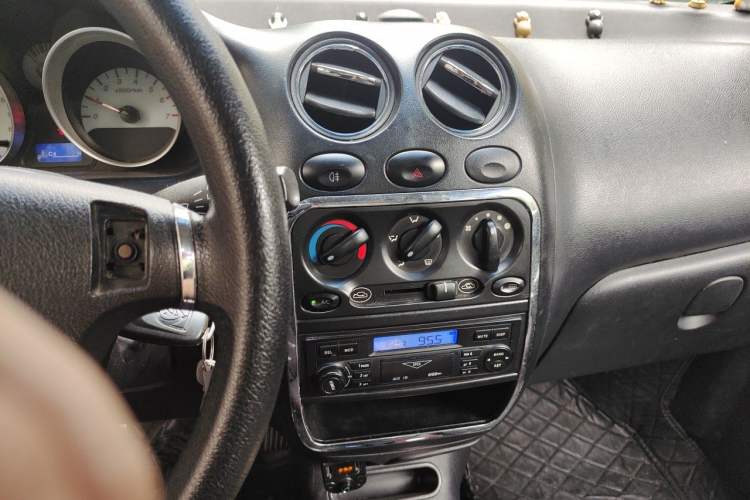 Used Baojun Lechi 2012 Revised Version 1.2L Manual Sports Edition Superior Type Audio And AC Panel
