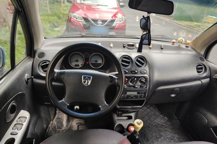 Used Baojun Lechi 2012 Revised Version 1.2L Manual Sports Edition Superior Type Center Console