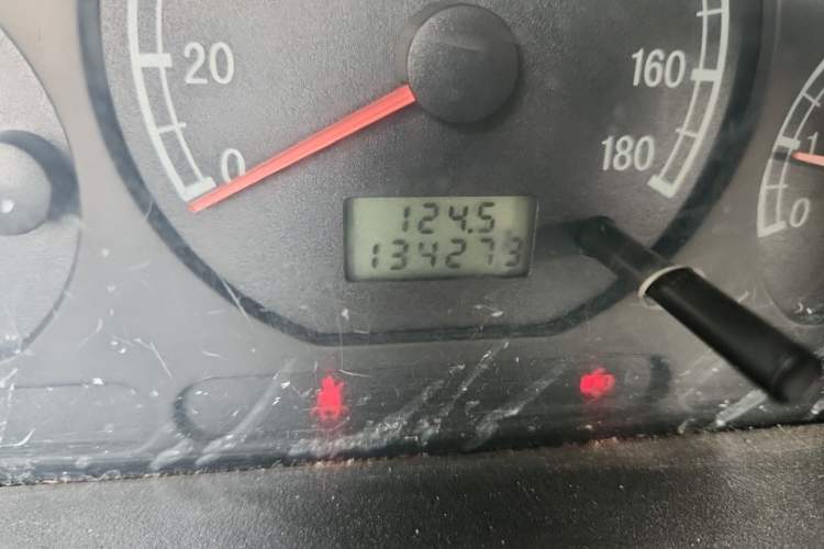 Used Baojun Lechi 2012 Revised 1.0L Manual P-TEC Standard Edition Odometer Close Up