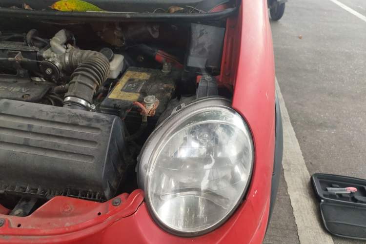 Used Baojun Lechi 2012 Revised Version 1.2L Manual Sports Edition Superior Type Engine Bay Left