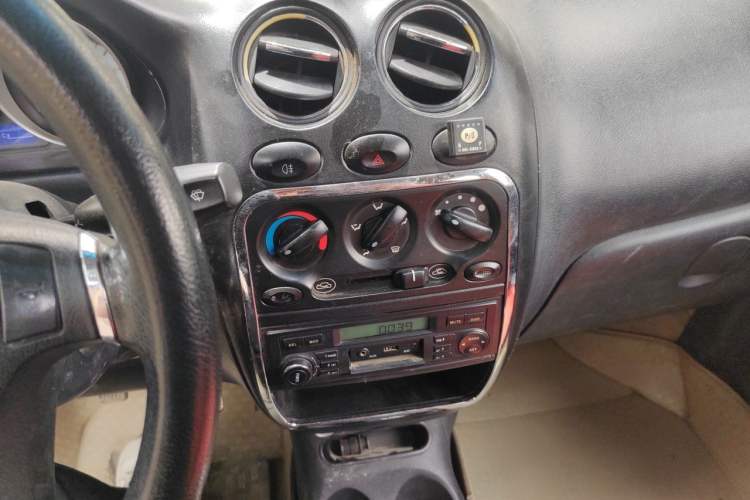 Used Baojun Lechi 2012 Revised Version 1.2L Manual Sporty Edition Dynamic Type Audio And AC Panel