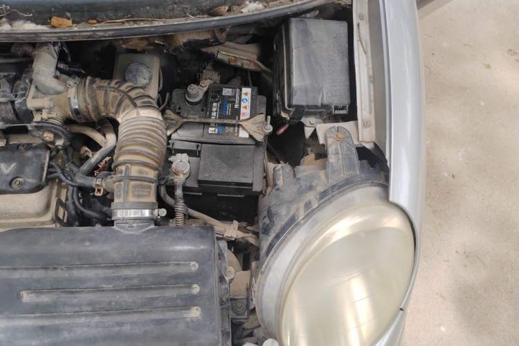 Used Baojun Lechi 2012 Revised Version 1.2L Manual Sporty Edition Dynamic Type Engine Bay Left