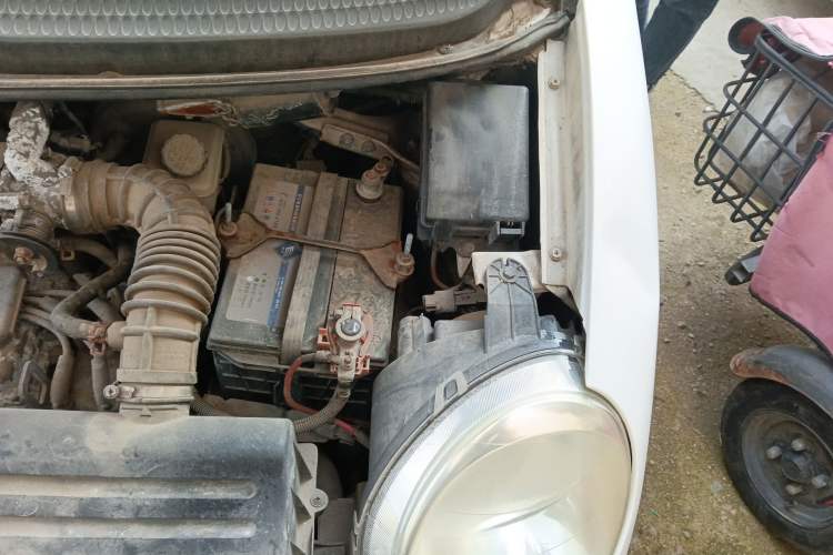 Used Baojun Lechi 2012 1.2L Manual Sport Edition Dynamic Model Engine Bay Left