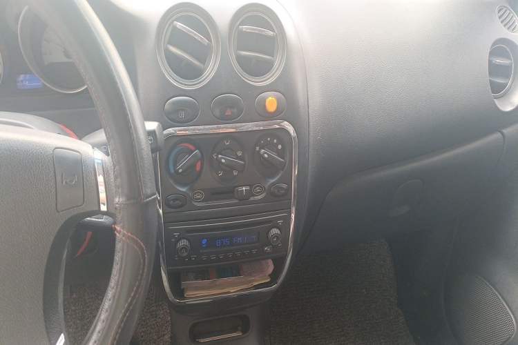 Used Baojun Lechi 2012 Revised Version 1.2L Manual Sporty Fashion Edition Audio And AC Panel