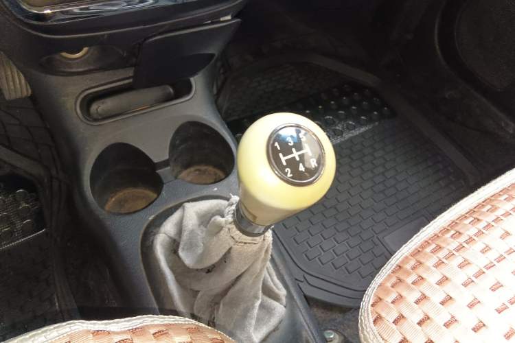 Used Baojun Lechi 2012 Revised Version 1.2L Manual Sporty Fashion Edition Gear Lever