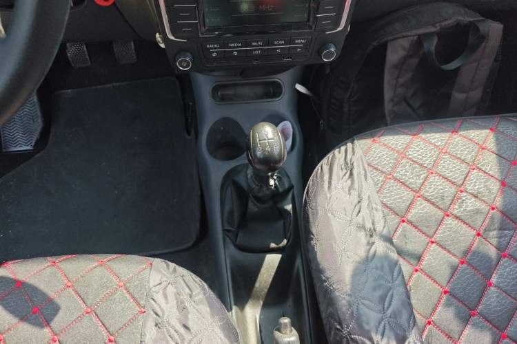 Used Baojun Lechi 2012 Revised 1.0L Manual P-TEC Standard Edition Gear Lever
