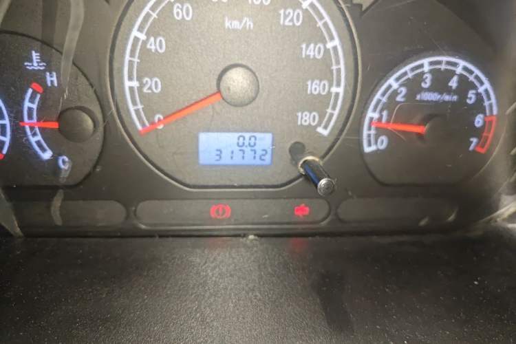 Used Baojun Lechi 2012 Revised 1.0L Manual P-TEC Standard Edition Odometer Close Up