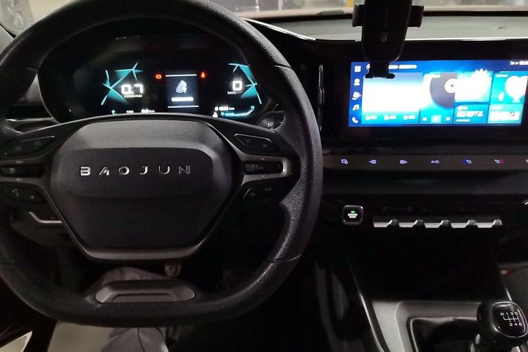 Used Baojun RC-5 2020 1.5T Manual Smart Luxury Edition Interior 2