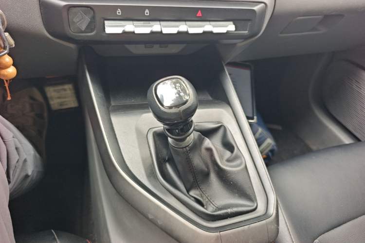 Used Baojun RC-5 2020 1.5L Manual Zhiyao Elite Edition Gear Lever