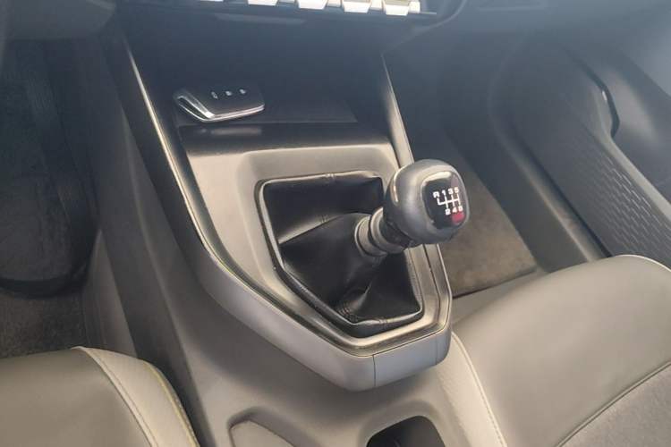 Used Baojun RC-5 2020 1.5L Manual Zhiyao Elite Edition Gear Lever