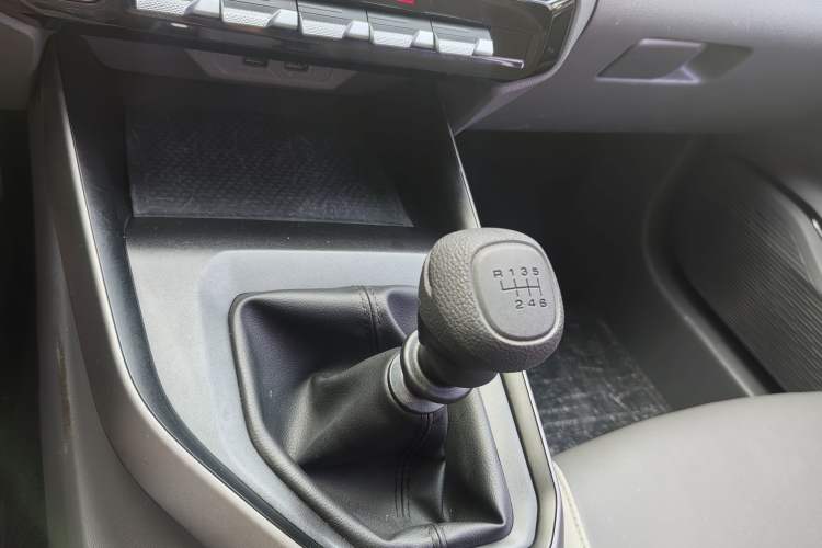 Used Baojun RC-5 2020 1.5L Manual Smart Luxury Edition Gear Lever