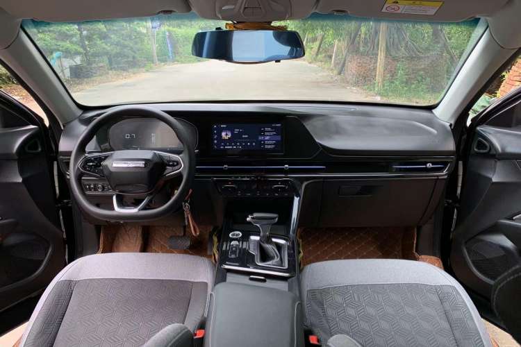 Used Baojun RC-6 2019 1.5T CVT Elite Version with 24-Hour Online Service Center Console