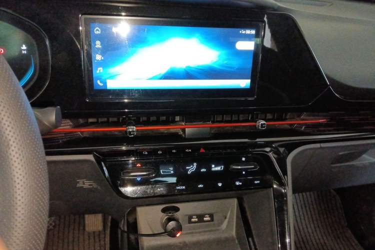 Used Baojun RC-6 2019 1.5T Manual 24-Hour Online Luxury Version Audio And AC Panel