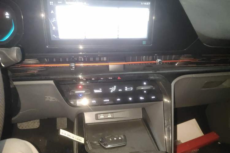 Used Baojun RC-6 2019 1.5T CVT 24-Hour Online Luxury Edition Audio And AC Panel