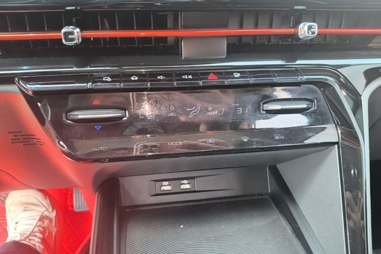 Used Baojun RC-6 2019 1.5T CVT 24-Hour Online Prestige Edition Audio And AC Panel
