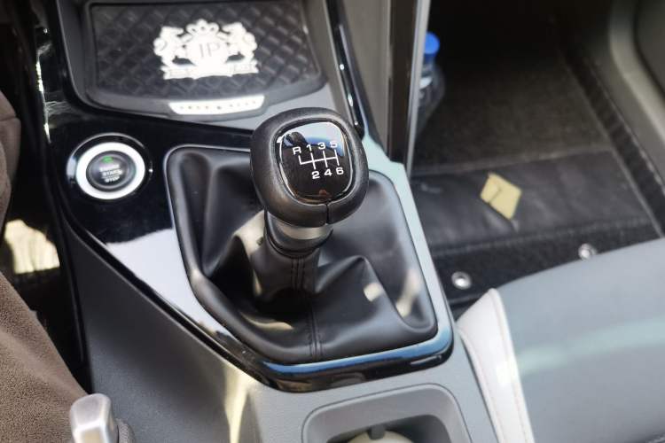 Used Baojun RC-6 2019 1.5T Manual 24-Hour Online Luxury Version Gear Lever