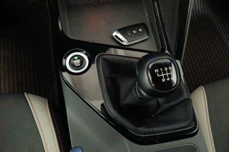 Used Baojun RC-6 2019 1.5T Manual 24-Hour Online Luxury Version Gear Lever
