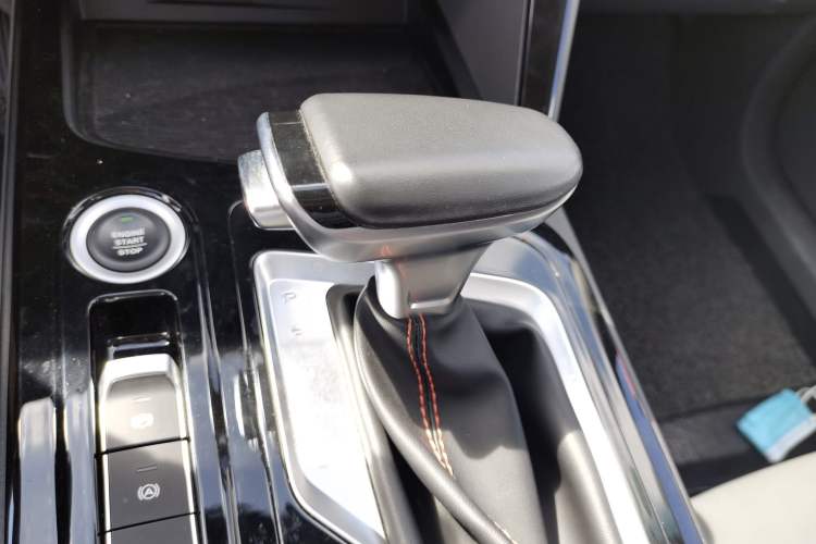 Used Baojun RC-6 2019 1.5T CVT 24-Hour Online Prestige Edition Gear Lever