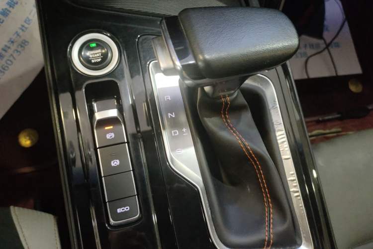 Used Baojun RC-6 2019 1.5T CVT 24-Hour Online Prestige Edition Gear Lever