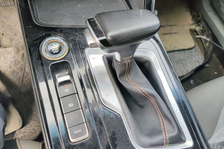 Used Baojun RC-6 2019 1.5T CVT 24-Hour Online Luxury Edition Gear Lever