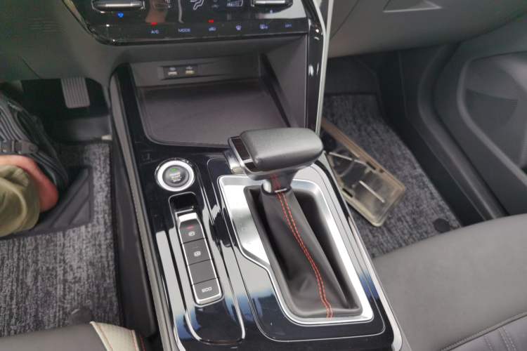 Used Baojun RC-6 2019 1.5T CVT 24-Hour Online Luxury Edition Gear Lever