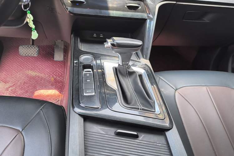 Used Baojun RC-6 2019 1.5T CVT Elite Version with 24-Hour Online Service Gear Lever