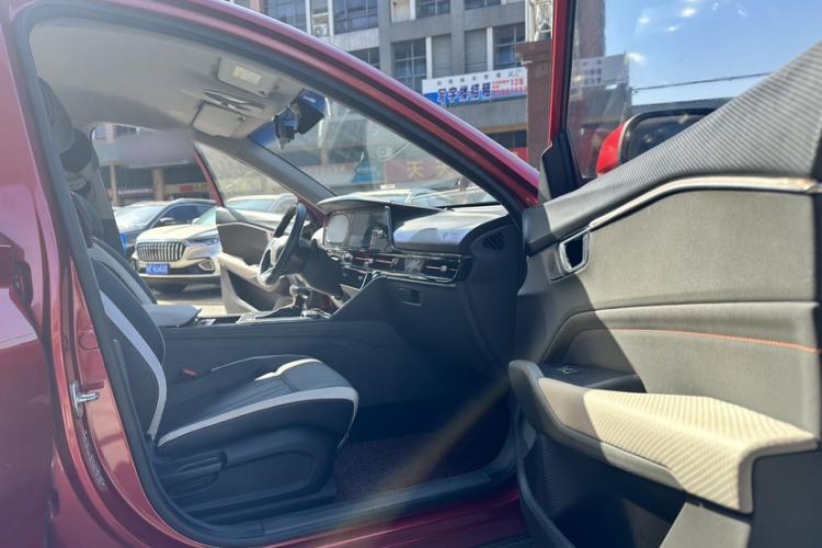Used Baojun RC-6 2019 1.5T CVT 24-Hour Online Luxury Edition Interior 7