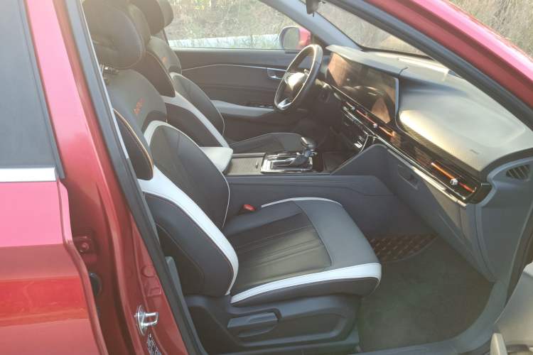 Used Baojun RC-6 2019 1.5T CVT 24-Hour Online Prestige Edition Right Front Seat