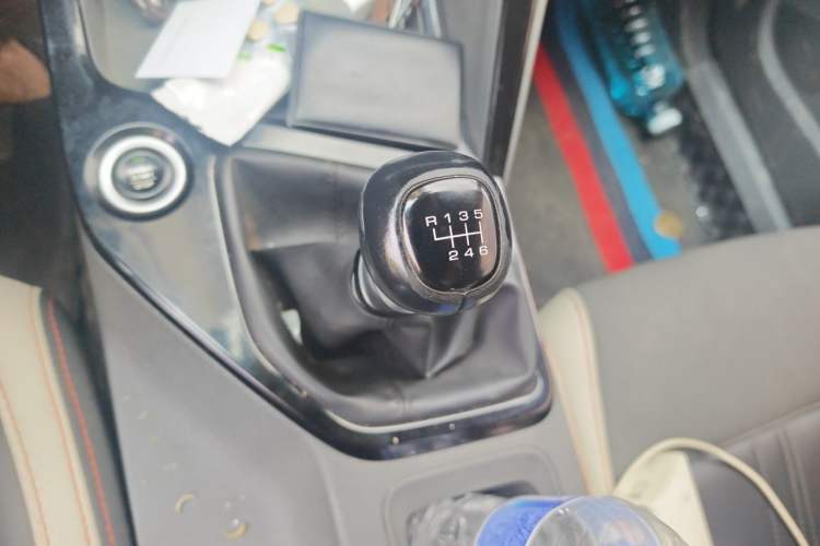 Used Baojun RC-6 2019 1.5T Manual 24-Hour Online Luxury Version Gear Lever