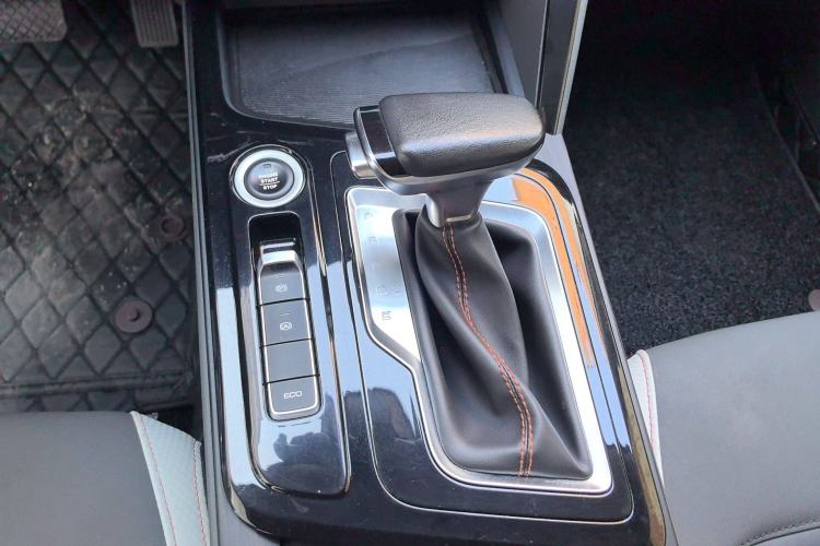 Used Baojun RC-6 2019 1.5T CVT 24-Hour Online Luxury Edition Gear Lever