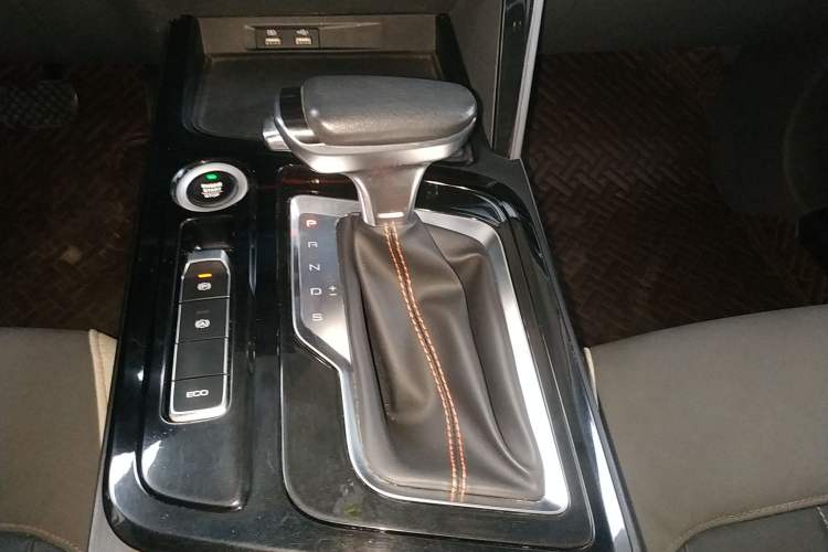 Used Baojun RC-6 2019 1.5T CVT 24-Hour Online Luxury Edition Gear Lever