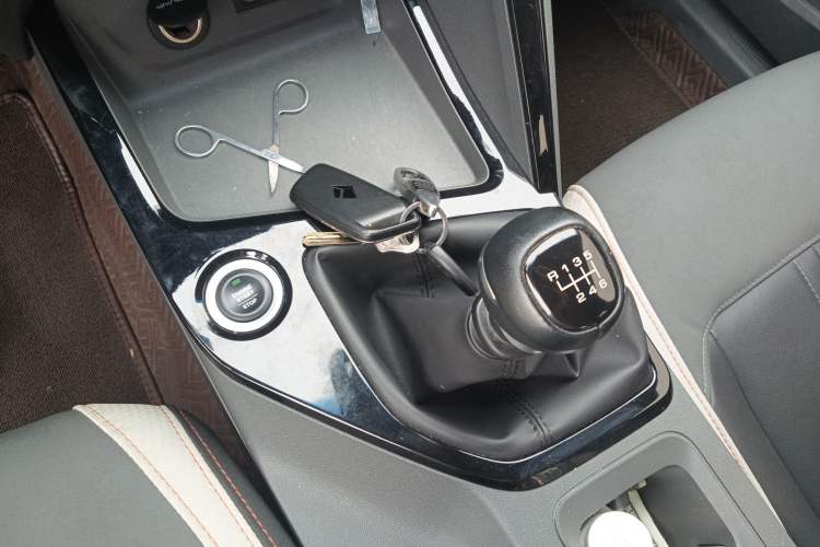 Used Baojun RC-6 2019 1.5T Manual 24-Hour Online Luxury Version Gear Lever