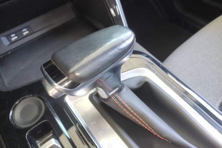 Used Baojun RC-6 2019 1.5T CVT Elite Version with 24-Hour Online Service Gear Lever