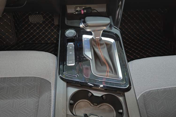 Used Baojun RC-6 2019 1.5T CVT Elite Version with 24-Hour Online Service Gear Lever