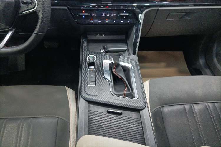 Used Baojun RC-6 2019 1.5T CVT 24-Hour Online Luxury Edition Gear Lever