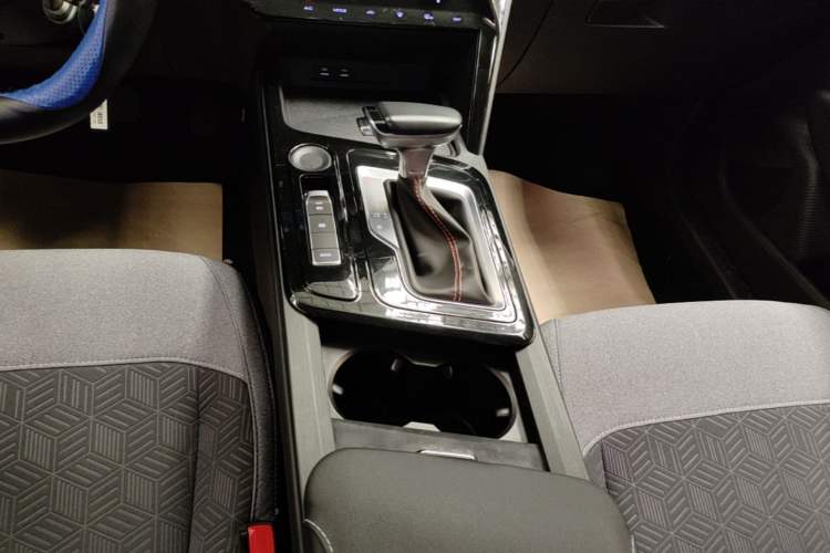 Used Baojun RC-6 2019 1.5T CVT Elite Version with 24-Hour Online Service Gear Lever